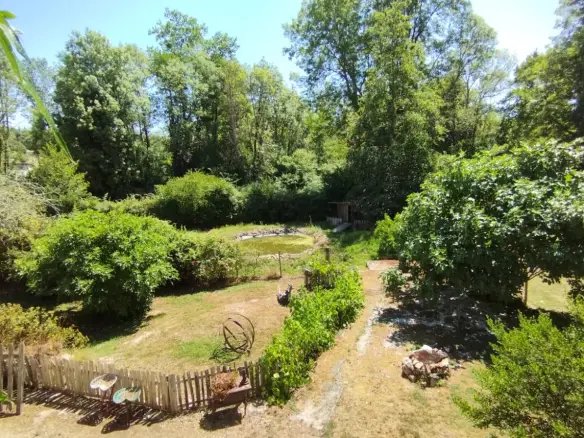4-bedroom House In Alloue, France (143 M²)