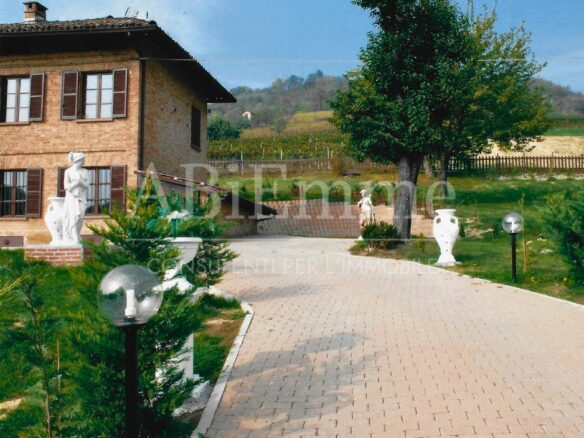 Farmhouse Of 359 M² With Nature Immersion In Casale