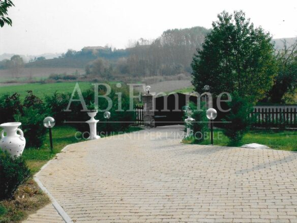 Farmhouse Of 359 M² With Nature Immersion In Casale