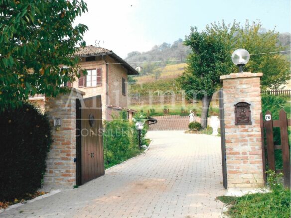 Farmhouse Of 359 M² With Nature Immersion In Casale