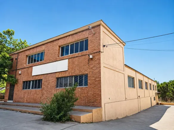 Industrial Unit Of 642 M² In Almansa, Spain