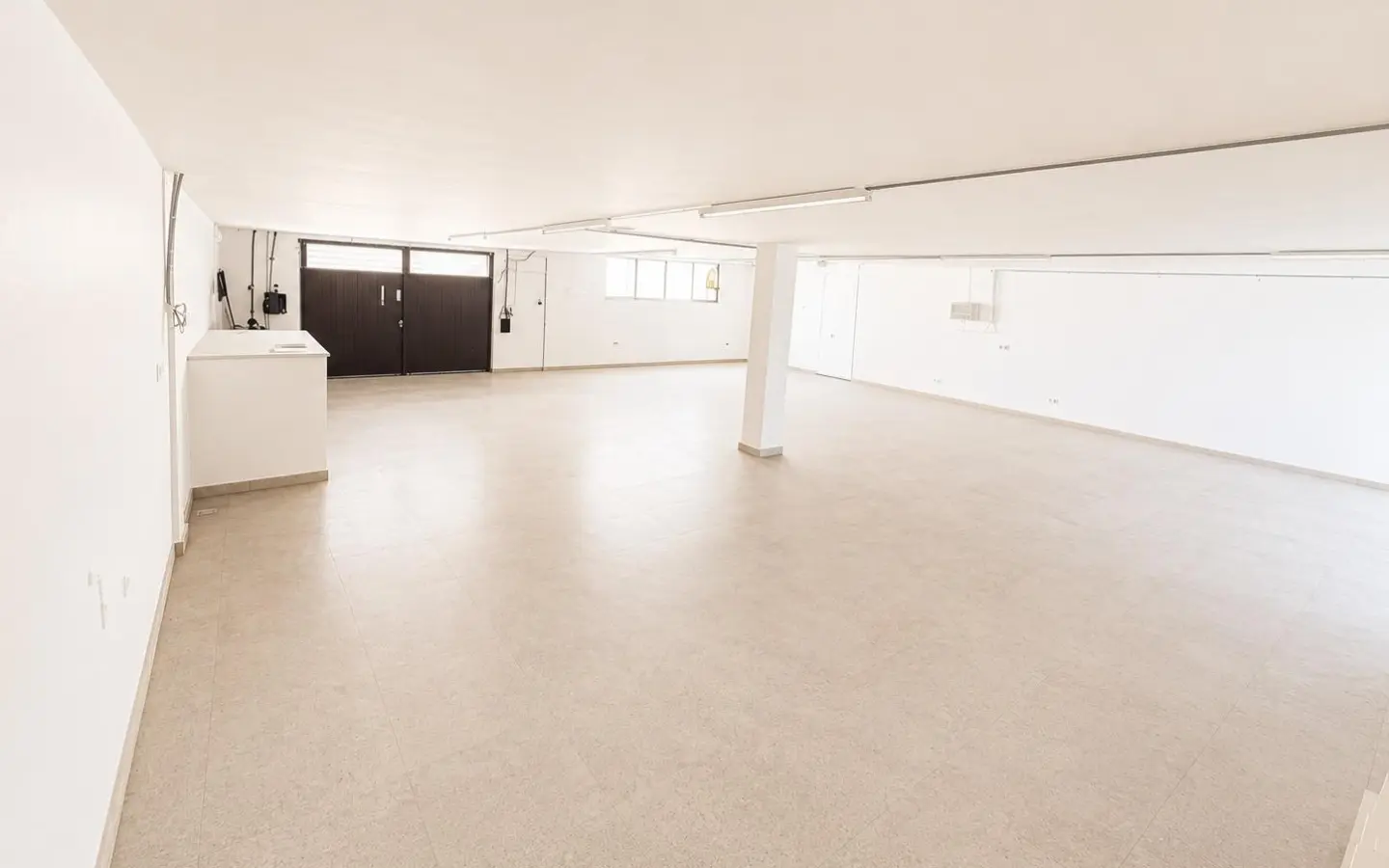 Industrial Unit Of 642 M² In Almansa, Spain