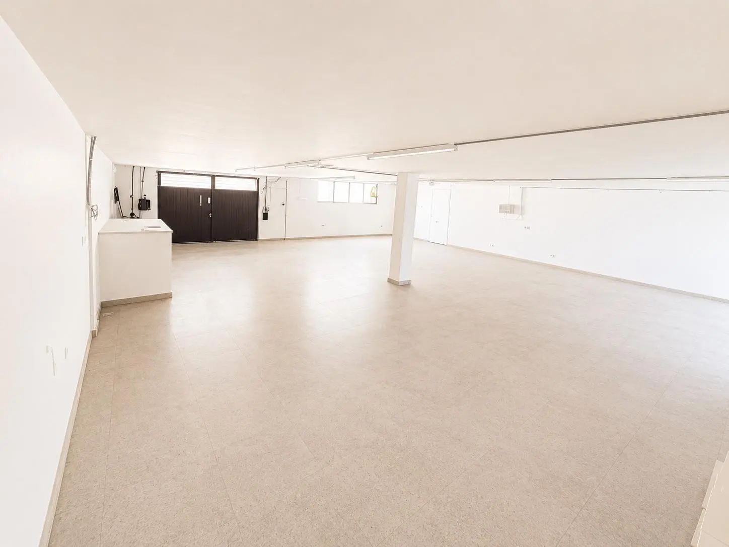 Industrial Unit Of 642 M² In Almansa, Spain