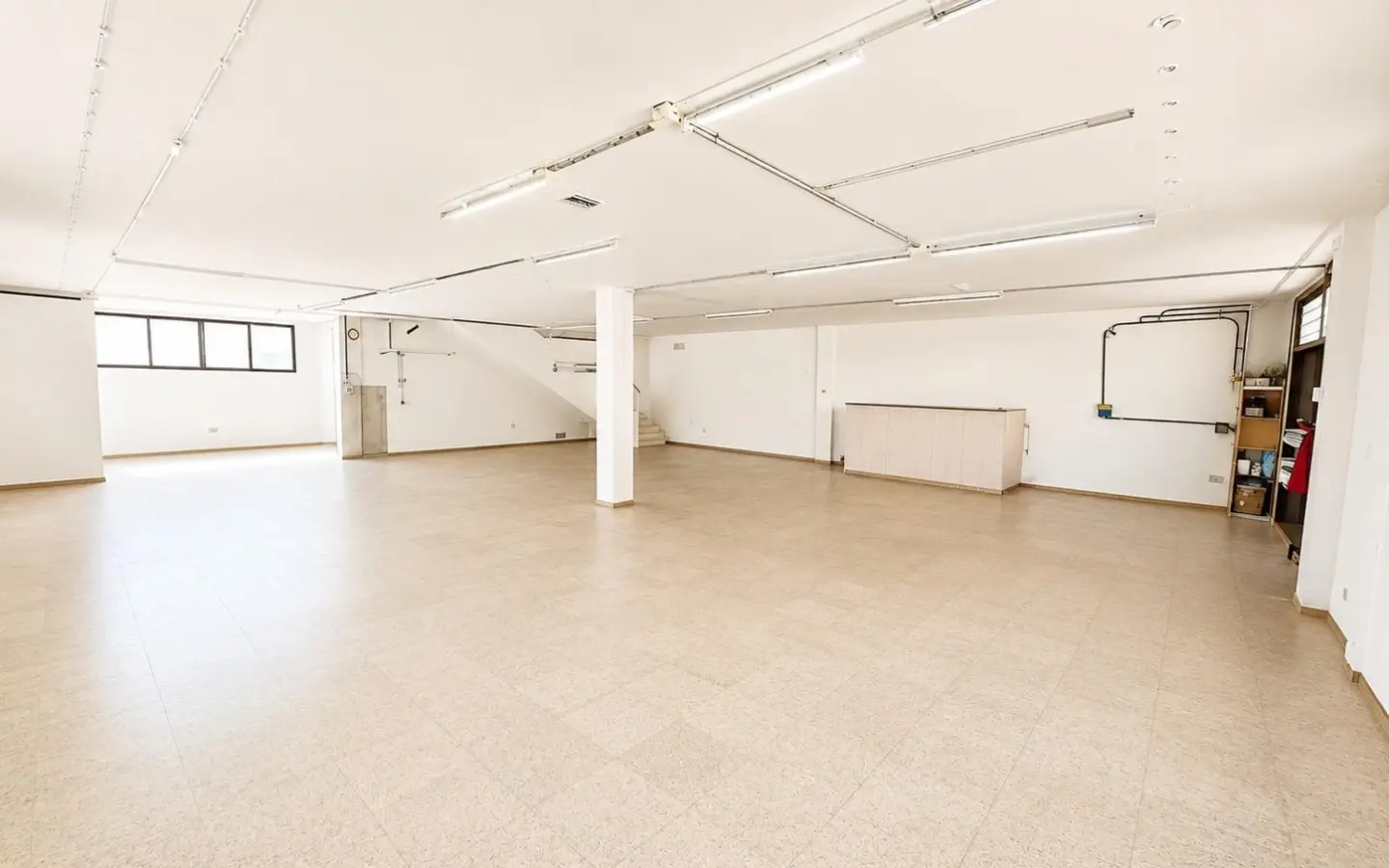 Industrial Unit Of 642 M² In Almansa, Spain