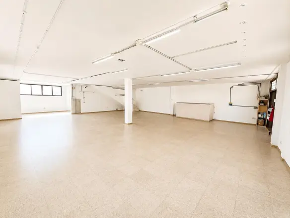 Industrial Unit In Almansa, Spain (642 M²)
