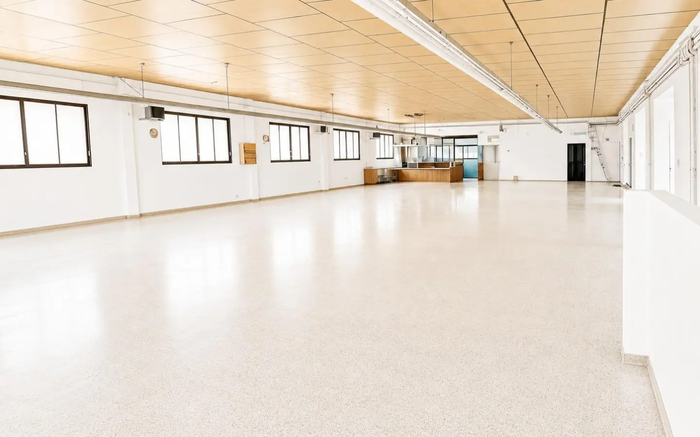 Industrial Unit Of 642 M² In Almansa, Spain