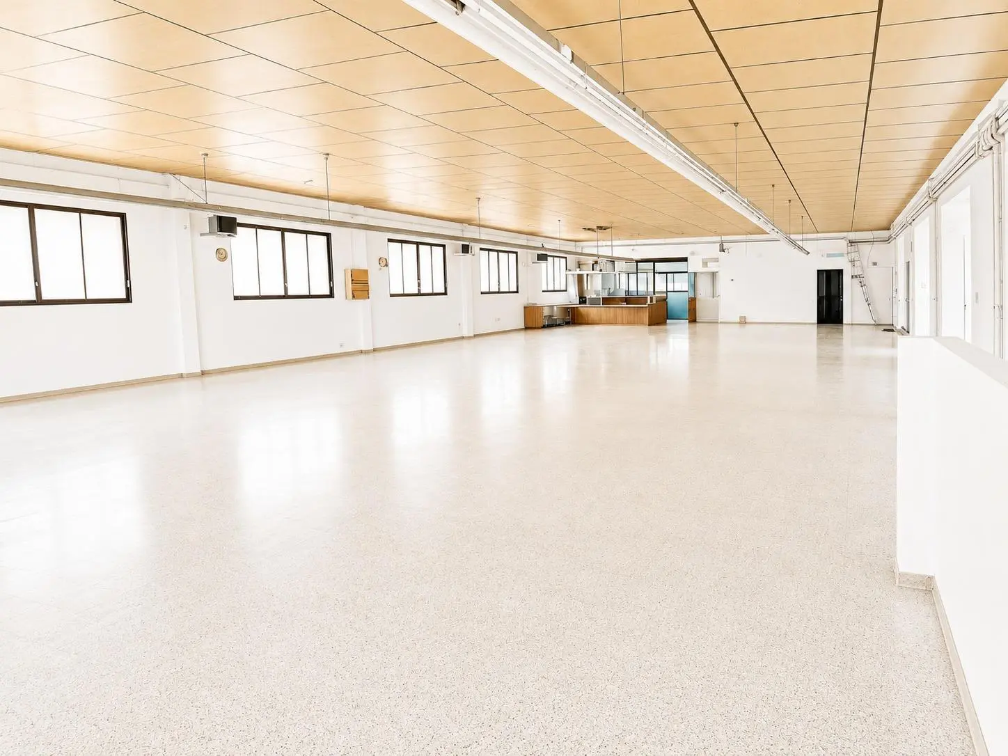 Industrial Unit Of 642 M² In Almansa, Spain