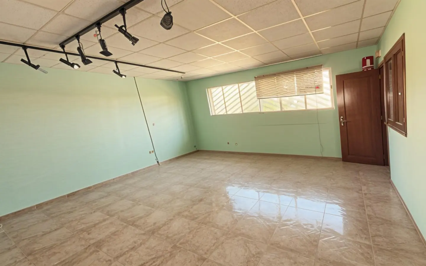 Industrial Unit Of 642 M² In Almansa, Spain