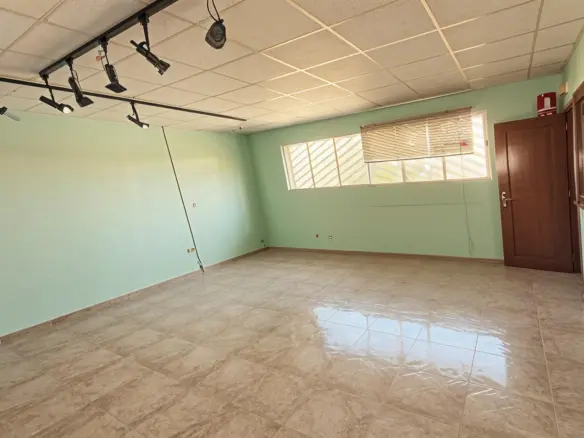 Industrial Unit In Almansa, Spain (642 M²)