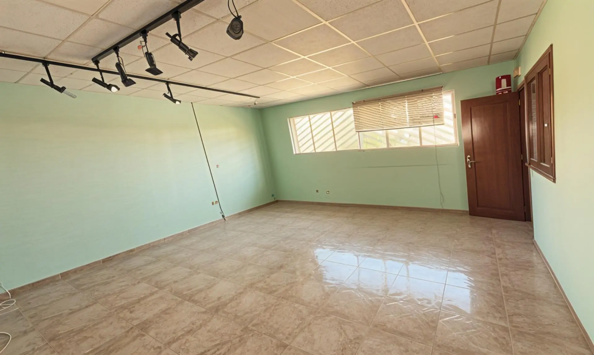 Industrial Unit Of 642 M² In Almansa, Spain