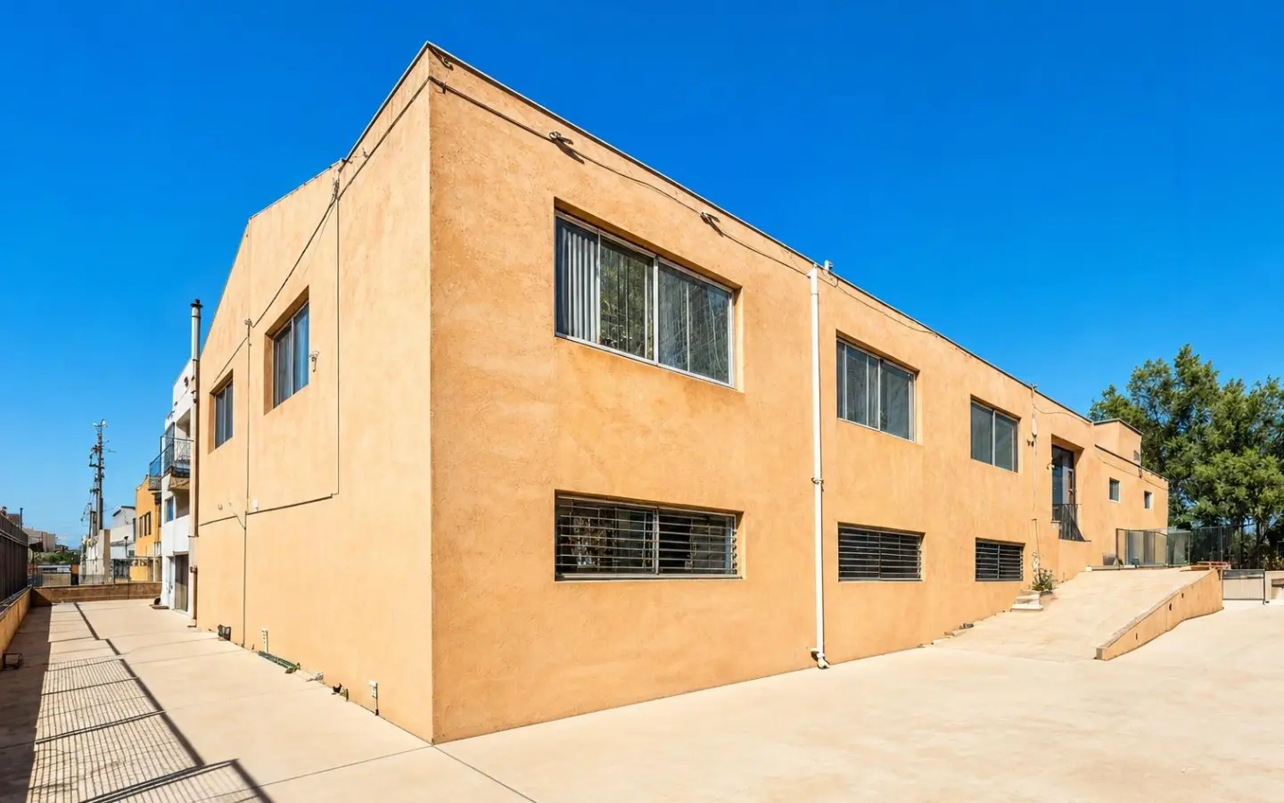 Industrial Unit Of 642 M² In Almansa, Spain