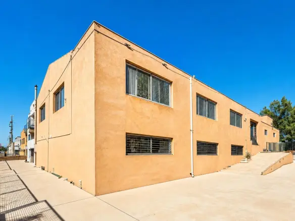 Industrial Unit In Almansa, Spain (642 M²)