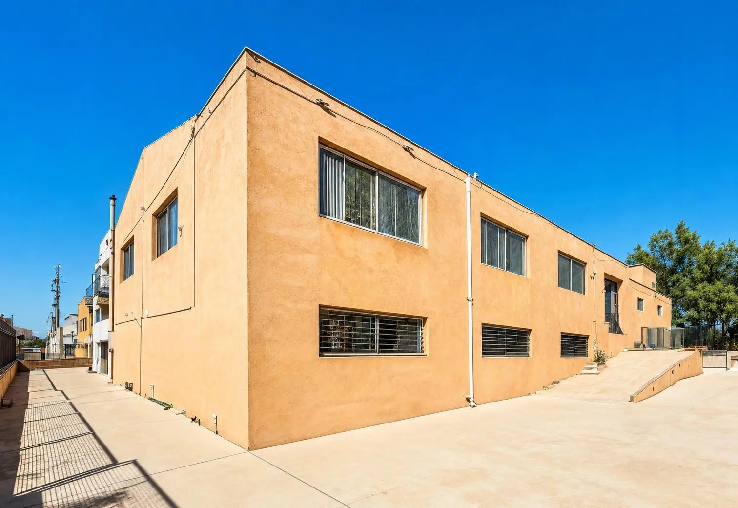 Industrial Unit Of 642 M² In Almansa, Spain