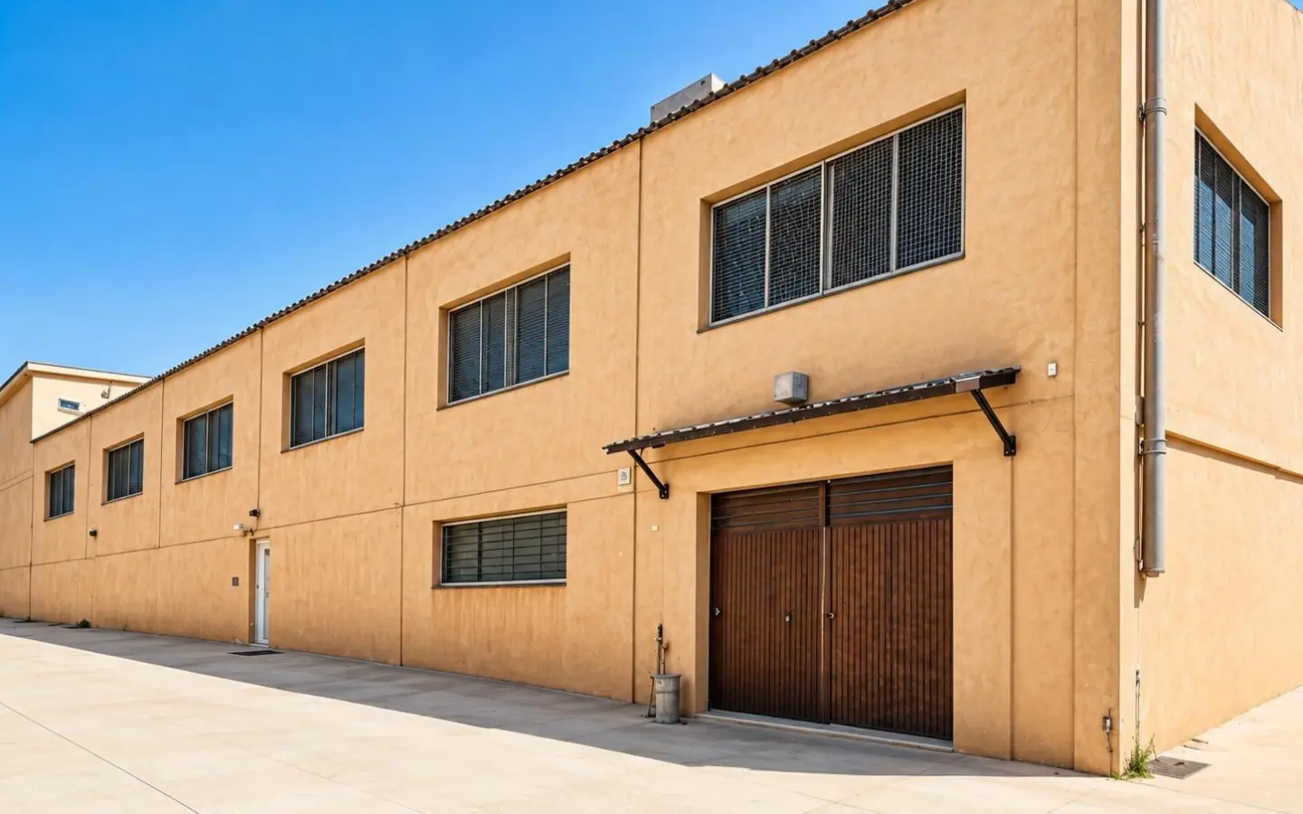 Industrial Unit Of 642 M² In Almansa, Spain