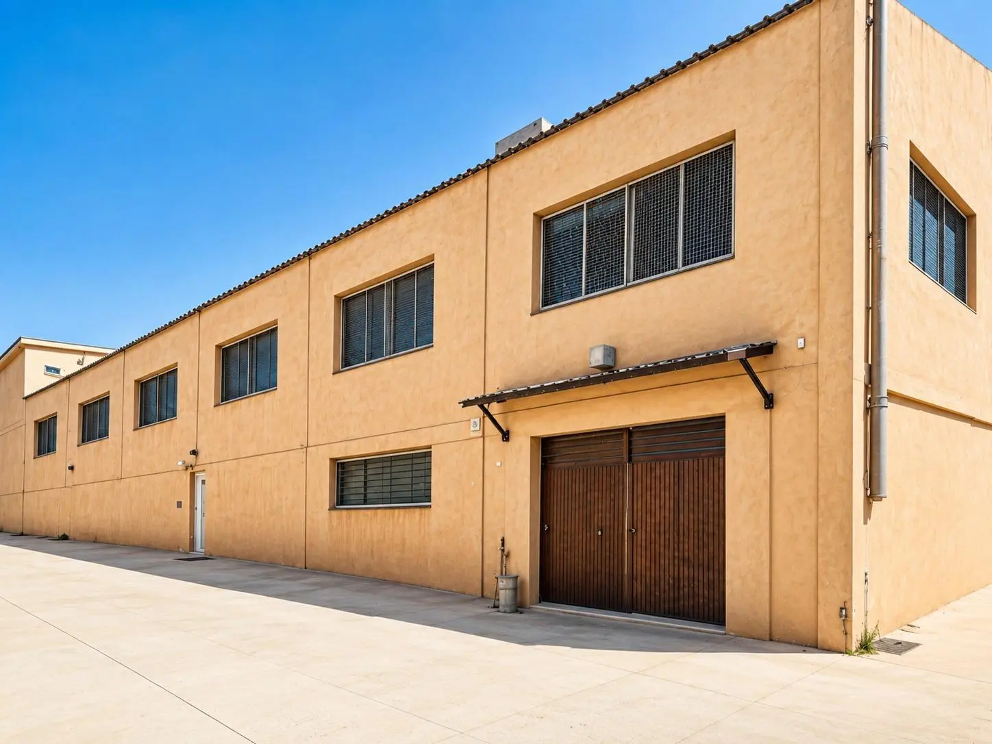 Industrial Unit Of 642 M² In Almansa, Spain