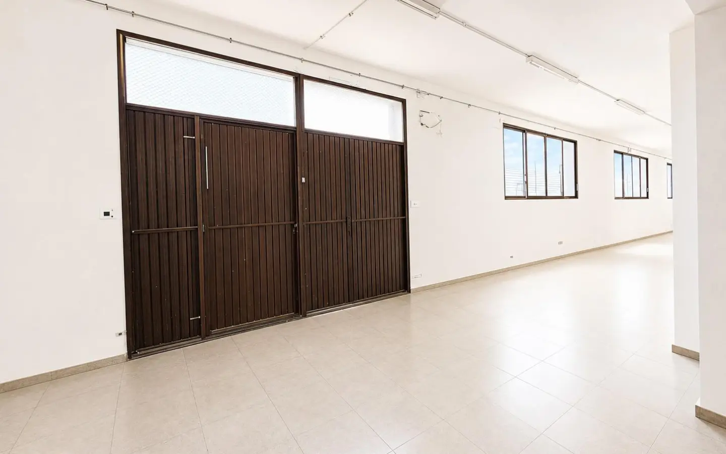 Industrial Unit Of 642 M² In Almansa, Spain