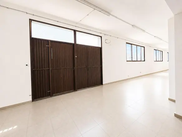 Industrial Unit In Almansa, Spain (642 M²)