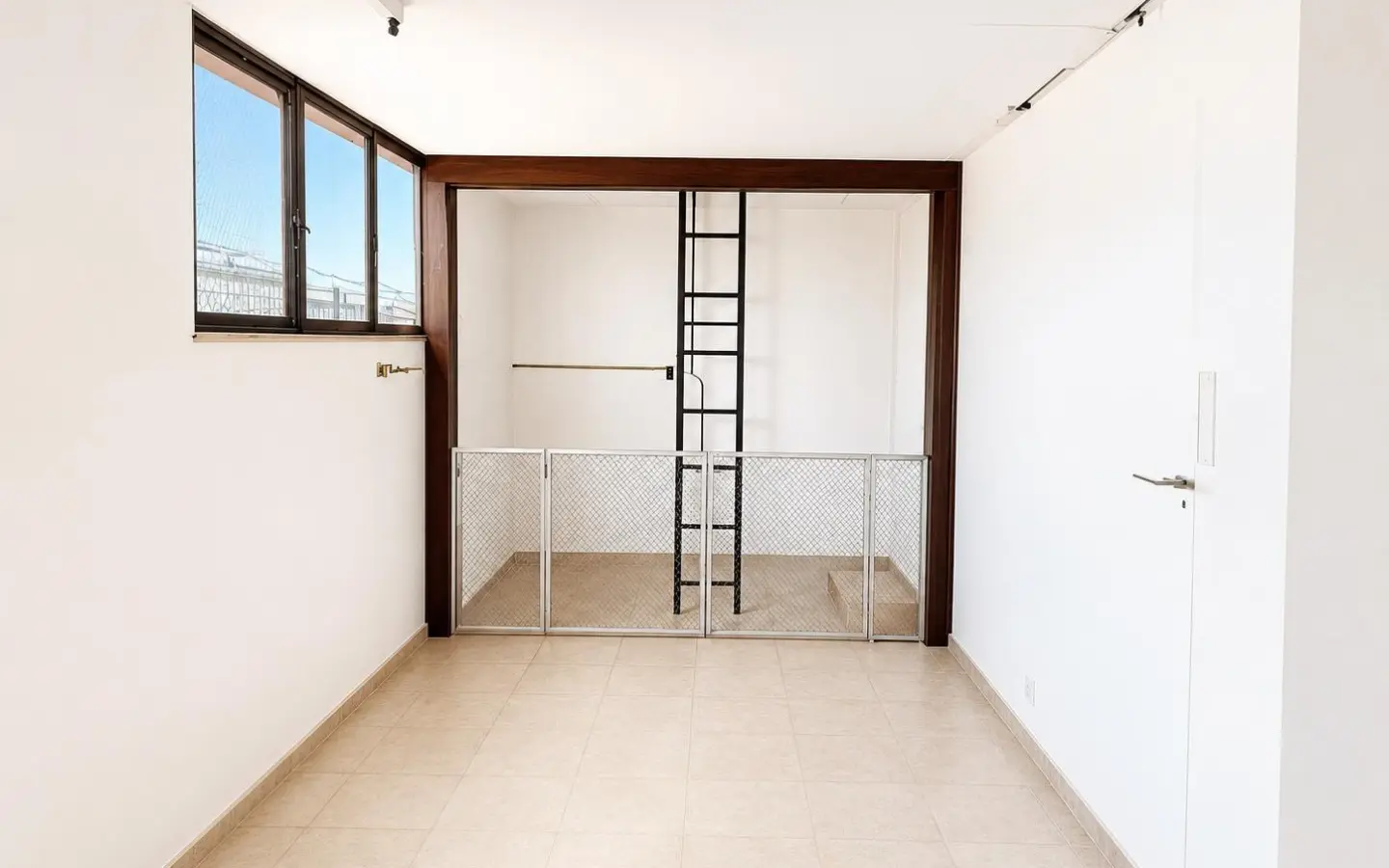 Industrial Unit Of 642 M² In Almansa, Spain