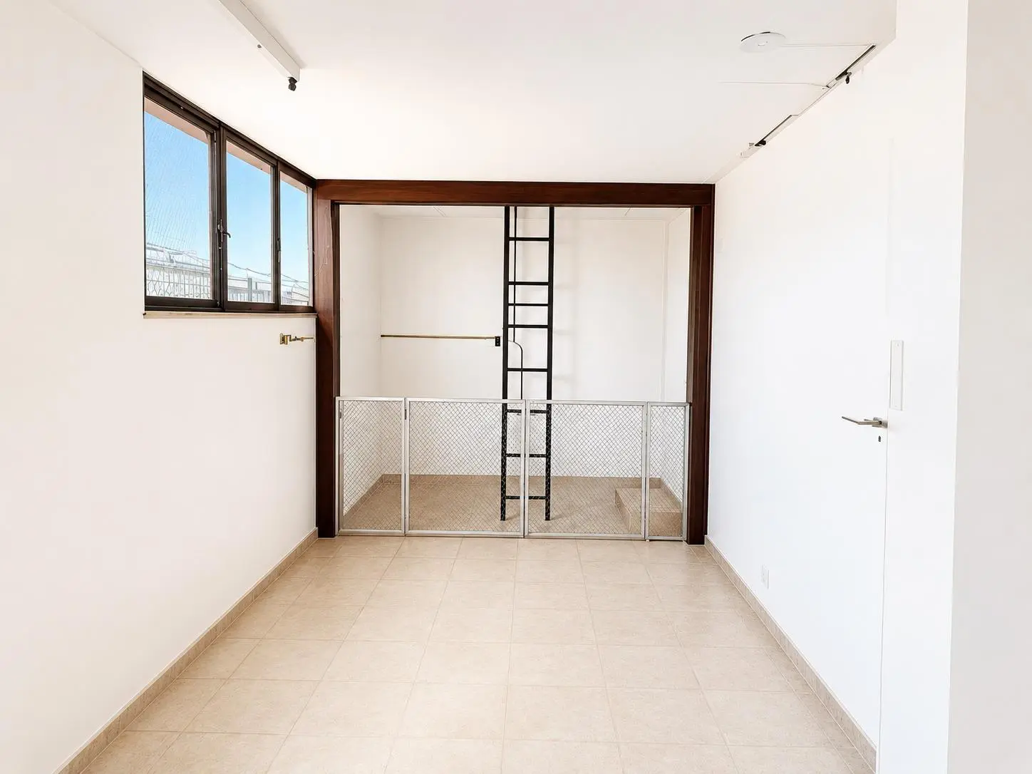 Industrial Unit Of 642 M² In Almansa, Spain