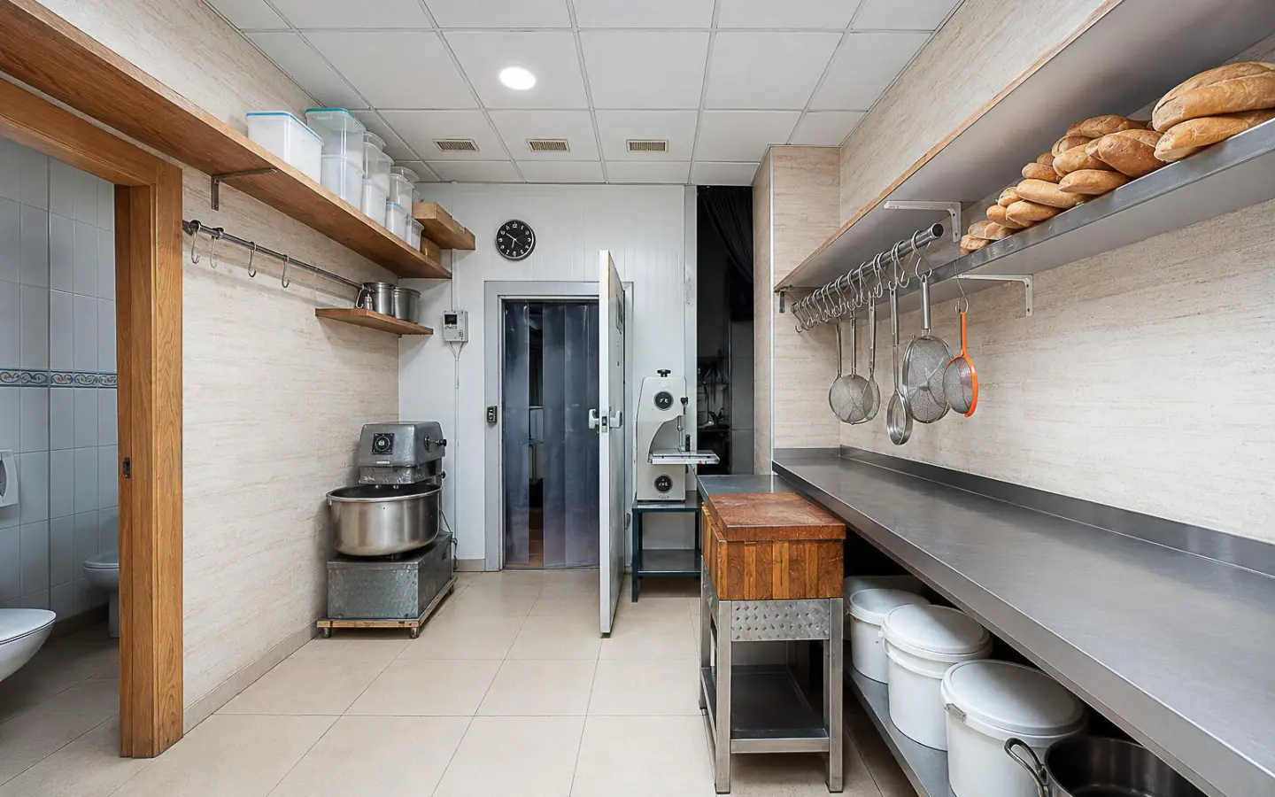 Commercial Unit Of 100 M² In Orihuela, Spain