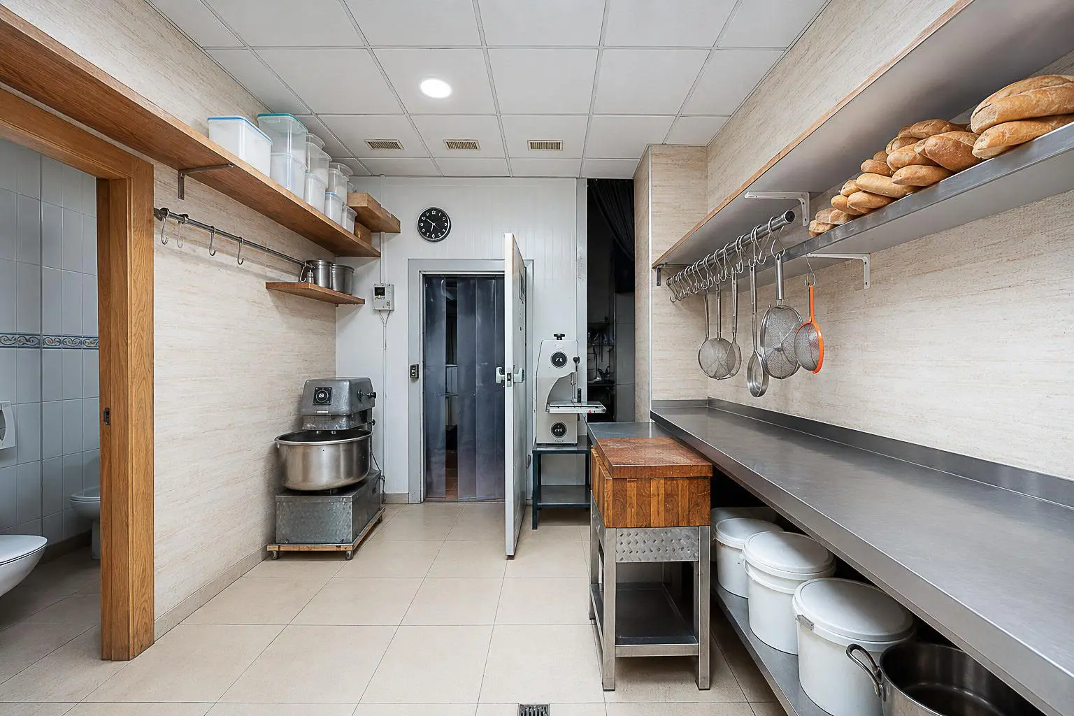 Commercial Unit Of 100 M² In Orihuela, Spain