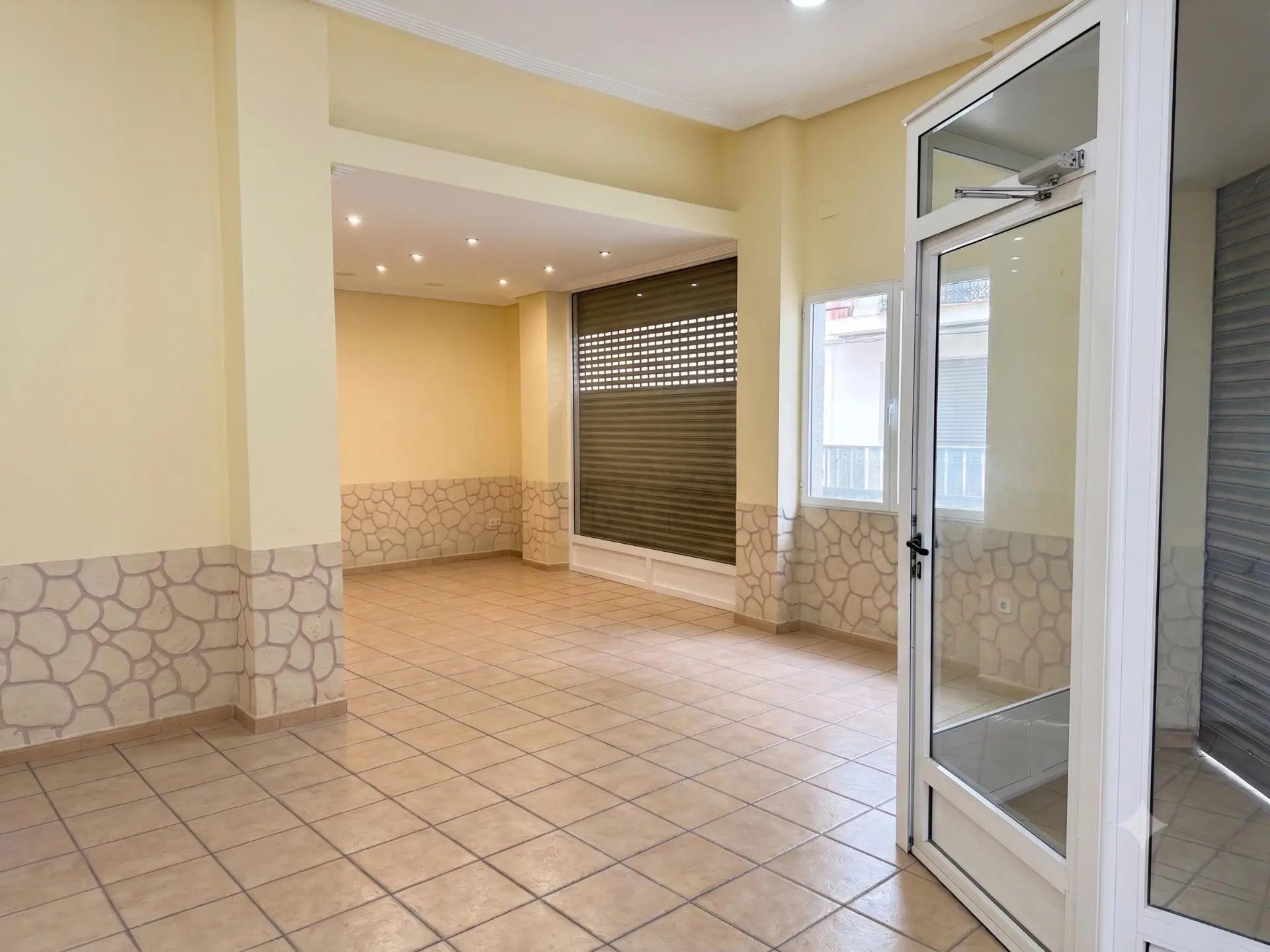 Commercial Unit Of 88 M² In Novelda, Spain
