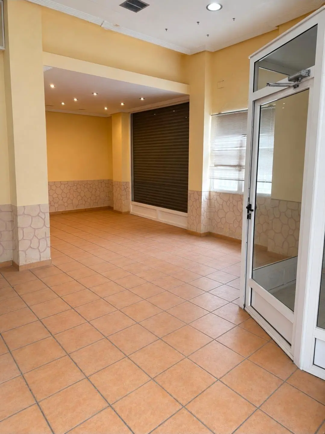 Commercial Unit Of 88 M² In Novelda, Spain