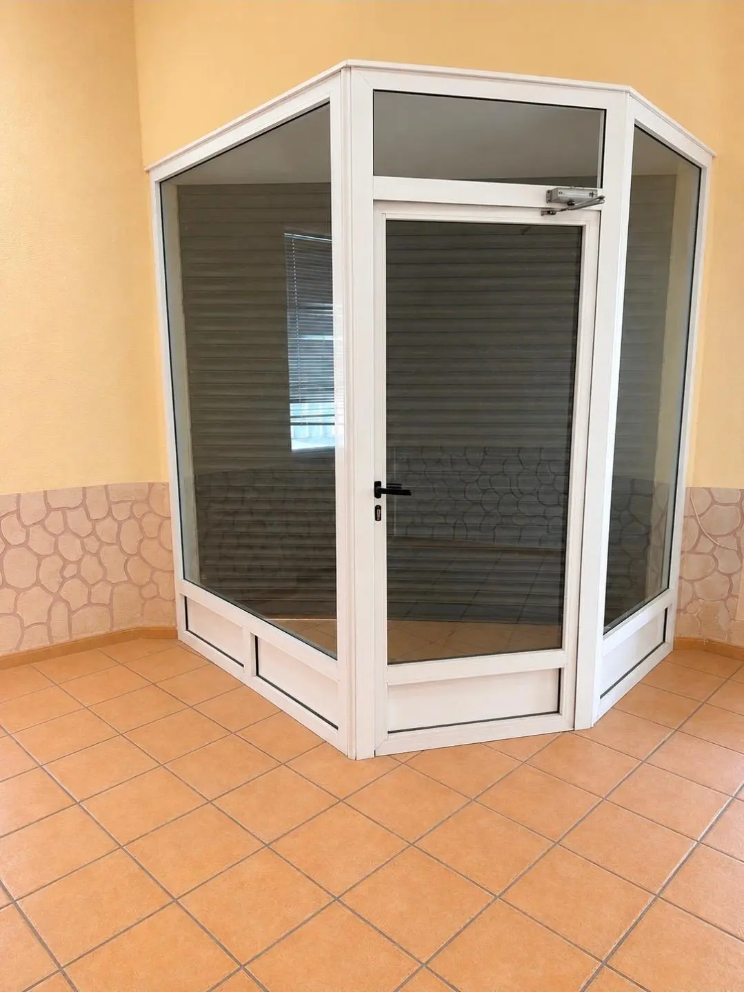 Commercial Unit Of 88 M² In Novelda, Spain