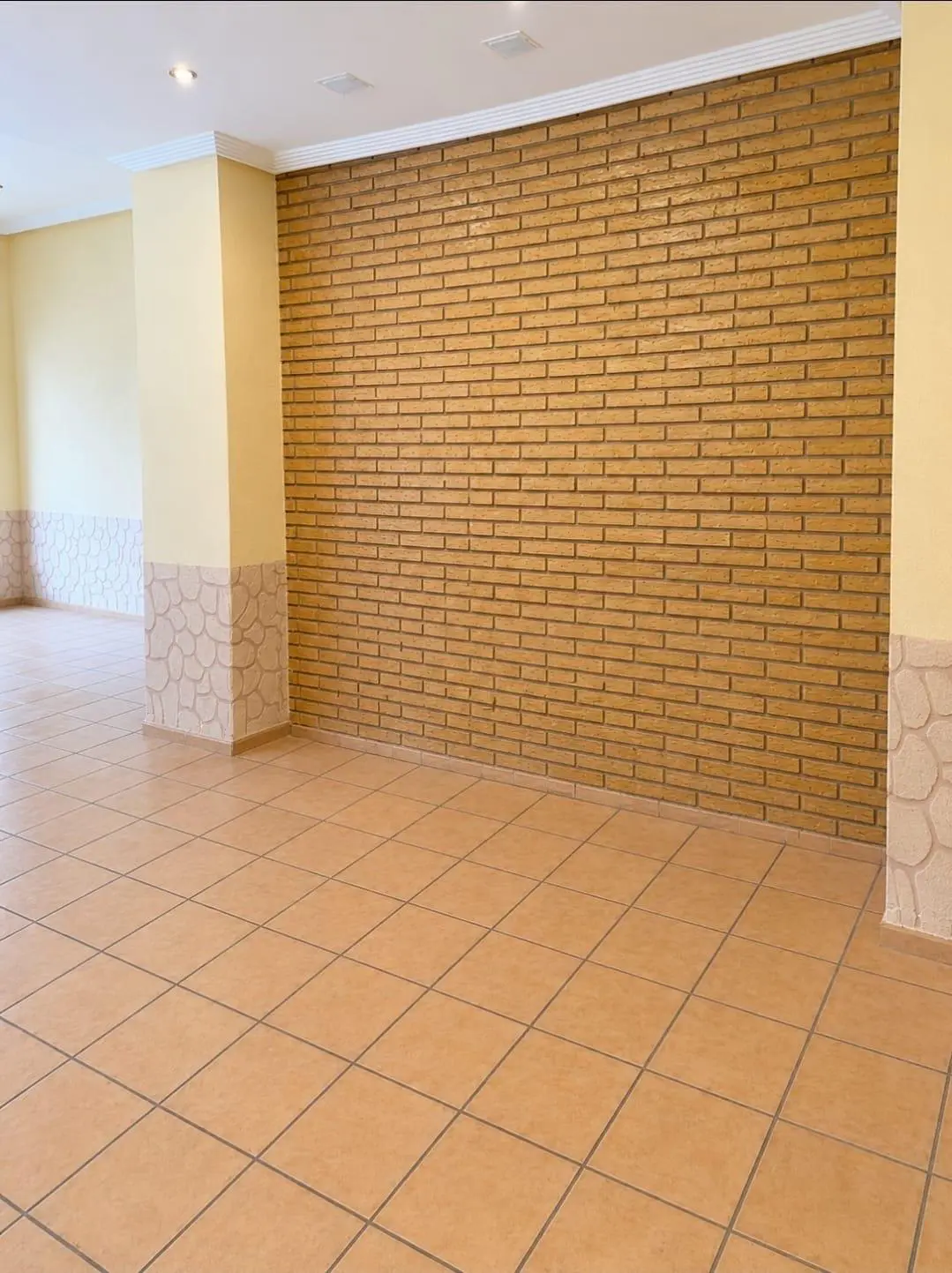 Commercial Unit Of 88 M² In Novelda, Spain