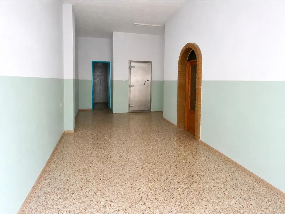 Commercial Unit Of 88 M² In Novelda, Spain