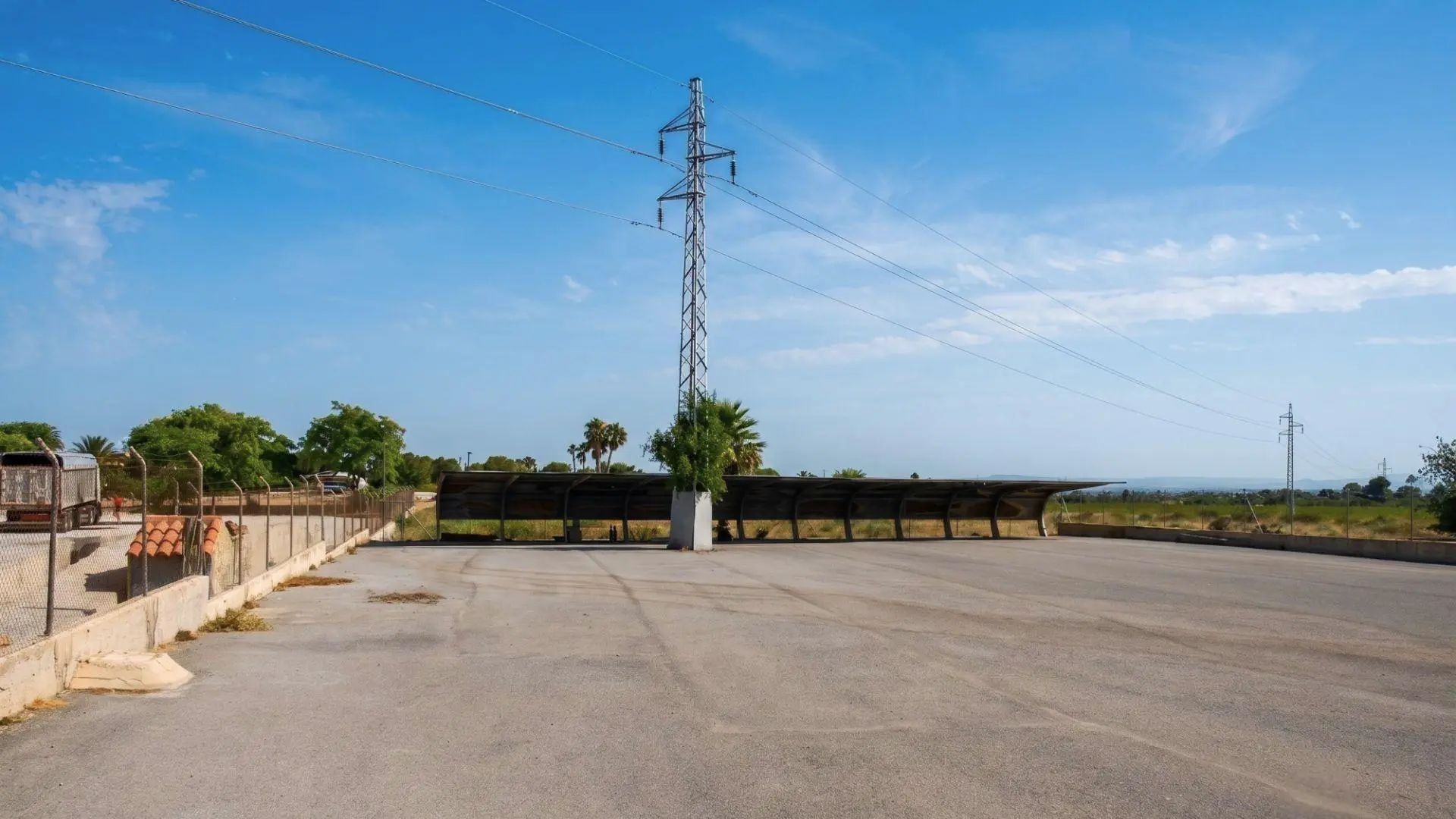 Industrial Unit Of 377 M² In Elche Pedanias, Spain