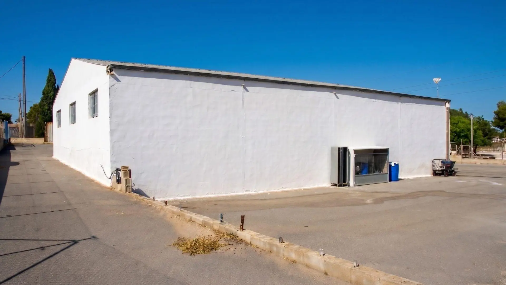 Industrial Unit Of 377 M² In Elche Pedanias, Spain