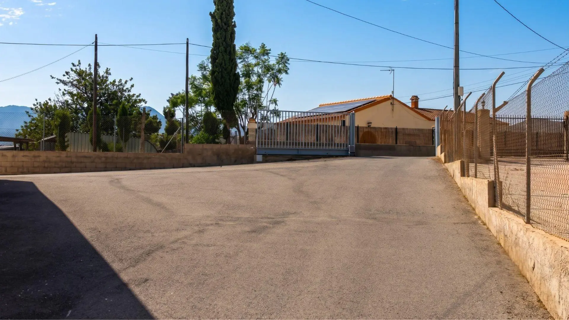 Industrial Unit Of 377 M² In Elche Pedanias, Spain
