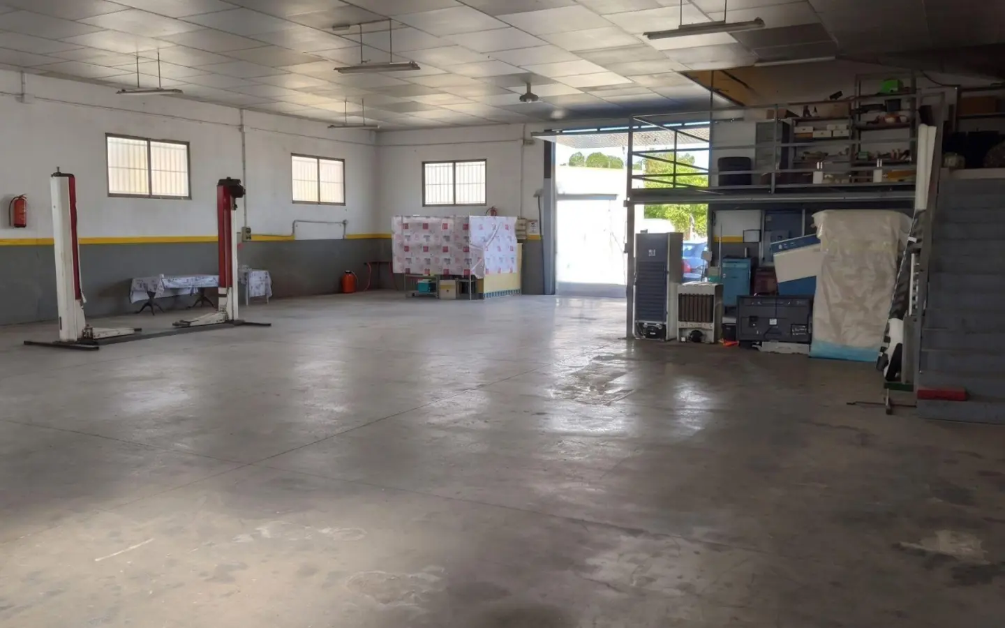 Industrial Unit Of 377 M² In Elche Pedanias, Spain