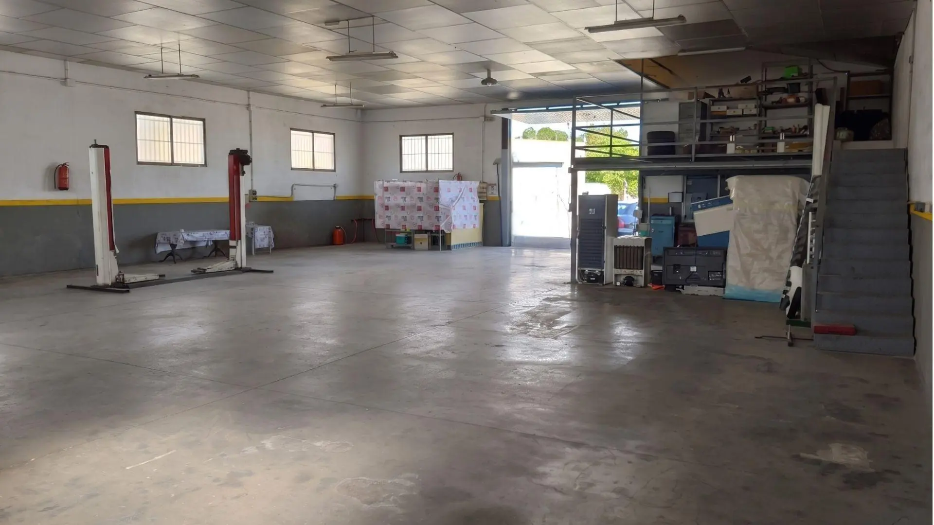 Industrial Unit Of 377 M² In Elche Pedanias, Spain