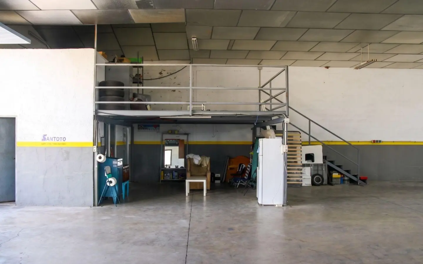 Industrial Unit Of 377 M² In Elche Pedanias, Spain