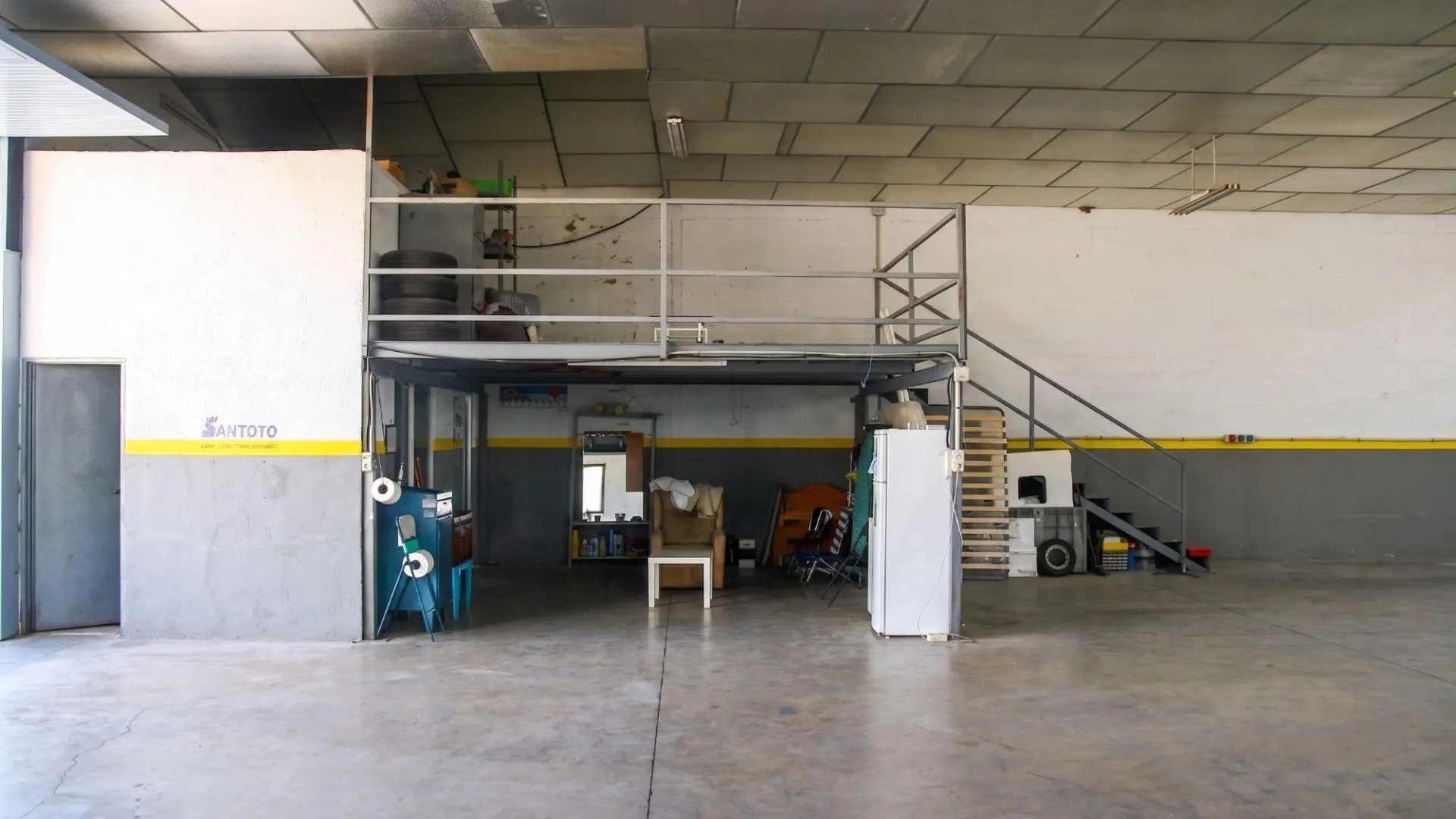 Industrial Unit Of 377 M² In Elche Pedanias, Spain