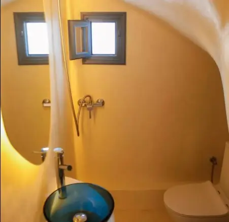 4-bedroom Villa In Santorini, Greece (150 M²)