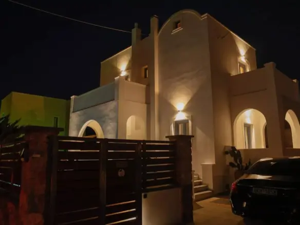 4-bedroom Villa In Santorini, Greece (150 M²)