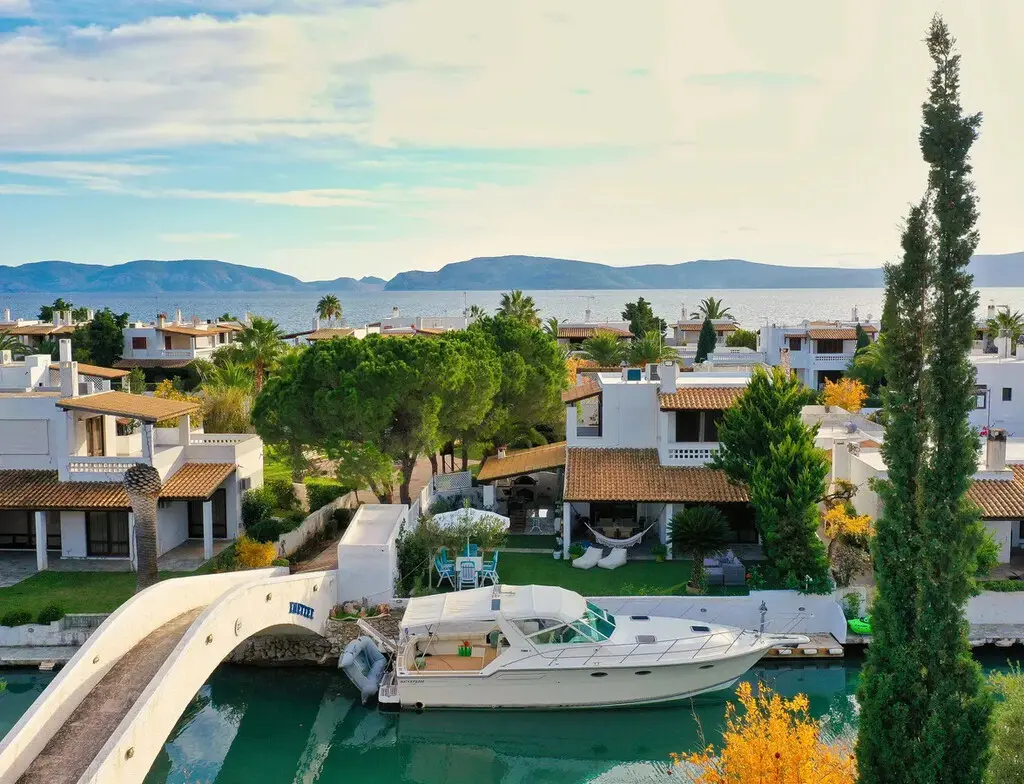 Villa Of 147 M² In Peloponnese