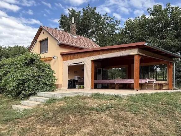 Hiša 100 M² z vrtom v Kaposszekcső, Tolna