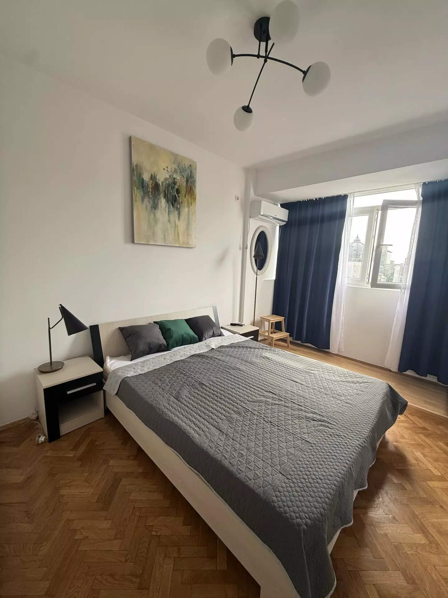 tempImagehgt11C Fully Renovated 2-bedroom Apartment For Sale Near Piața Romană, Central Bucharest
