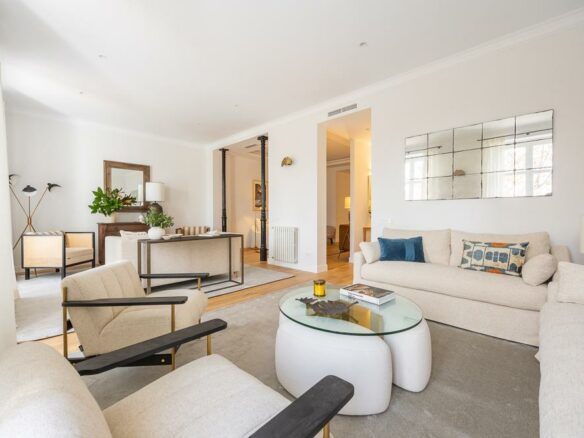 Apartment Of 100 M² With Views Of The Puerta De Alcalá In A Classic Building