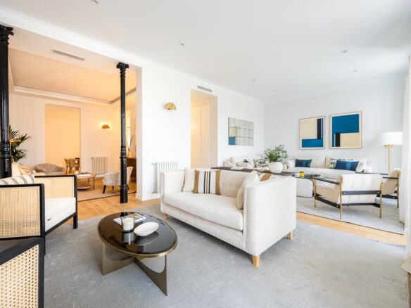 Apartment Of 100 M² With Views Of The Puerta De Alcalá In A Classic Building