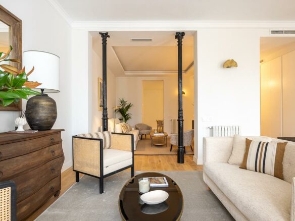 Apartment Of 100 M² With Views Of The Puerta De Alcalá In A Classic Building