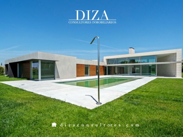 Detached Villa Of 500 M² With New Construction In Valdemarín