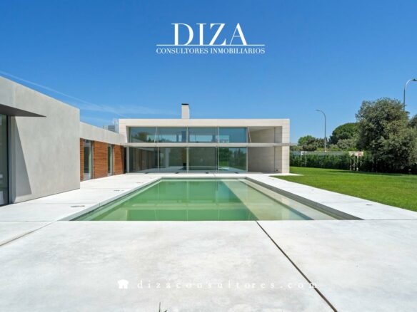 Detached Villa Of 500 M² With New Construction In Valdemarín