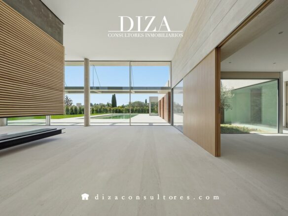 Detached Villa Of 500 M² With New Construction In Valdemarín