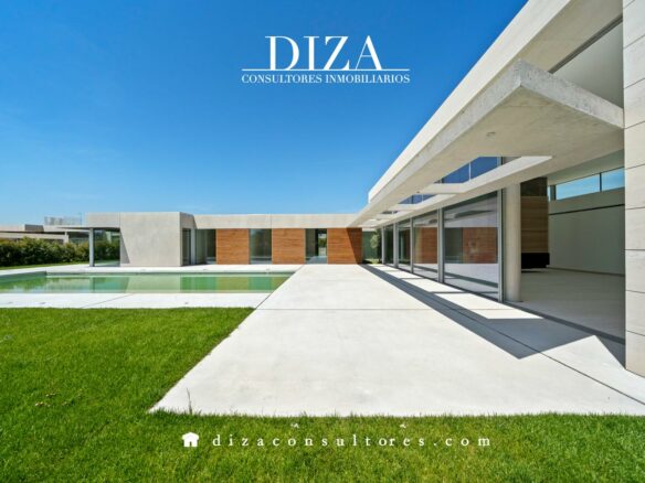 Detached Villa Of 500 M² With New Construction In Valdemarín