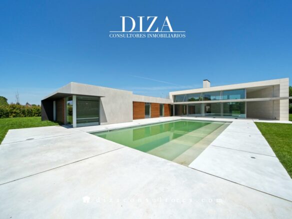 Detached Villa Of 500 M² With New Construction In Valdemarín